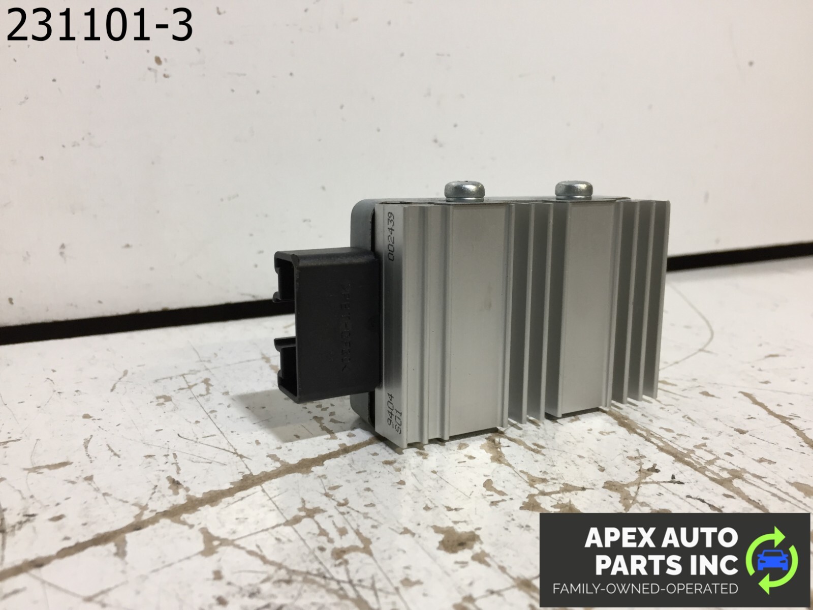 OEM 2015 Lexus ES350 3.5L FUEL PUMP CONTROL MODULE 8957033040 - Image 3