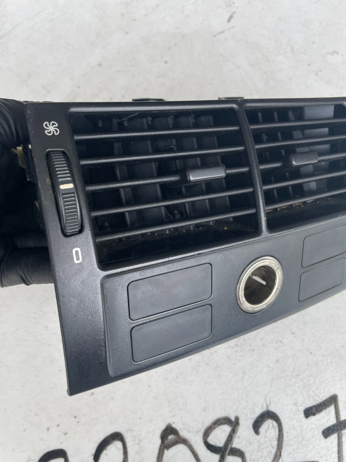 OEM BMW X5 E53 Rear Center Console Fresh Air Vent Grille Nozzle Panel 8409081 - Image 3