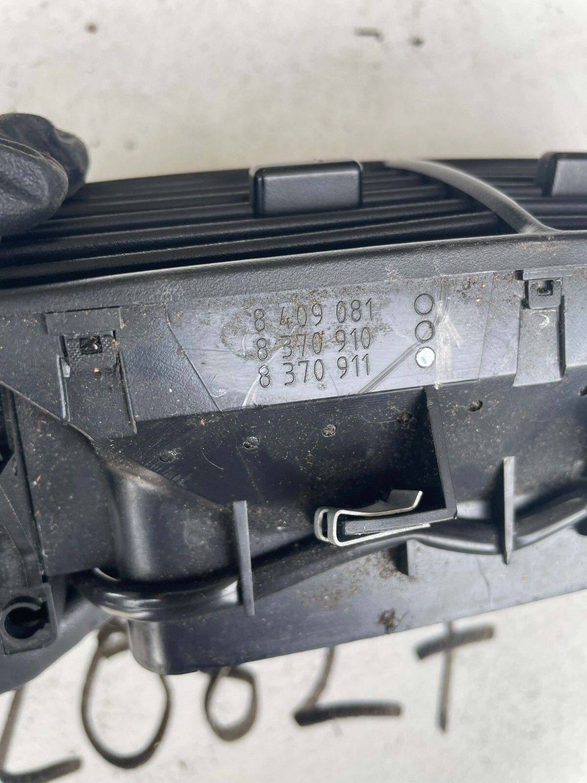 OEM BMW X5 E53 Rear Center Console Fresh Air Vent Grille Nozzle Panel 8409081 - Image 8