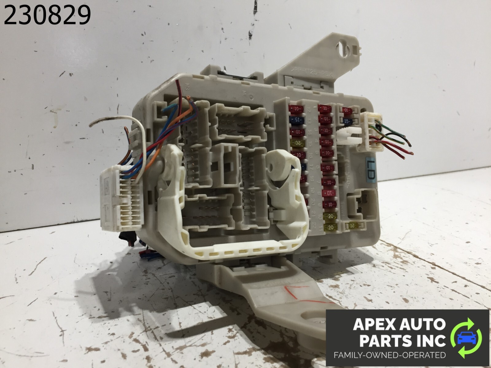 OEM 02 INFINITI Q45 Fuse Box Engine 198903 - Image 3
