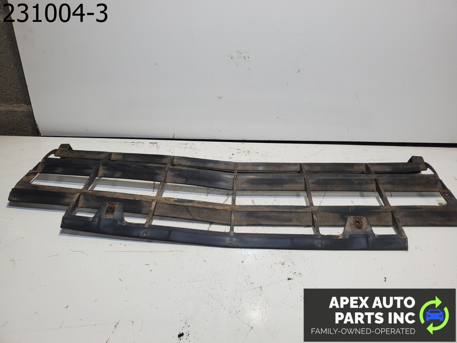 OEM 1984 Pontiac Fiero Front Bumper Grille Assembly Unit - Image 8