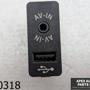 OEM 2013 Mini Cooper Countryman 1.6L USB & AUX-IN Socket