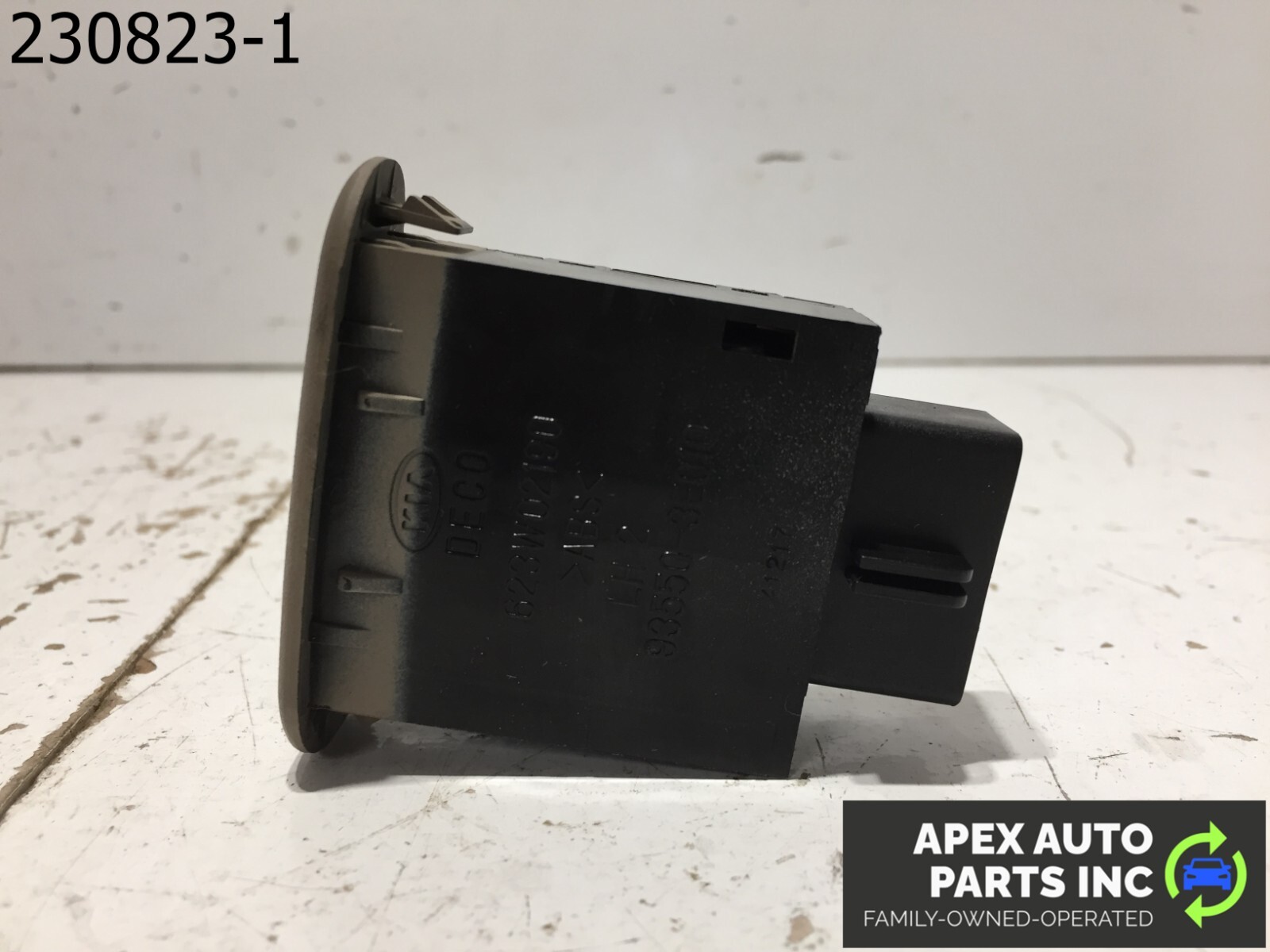 2003 - 2006 Kia Sorento Rear Lift Gate Trunk Release Switch Button OEM 2004 2005 - Image 9