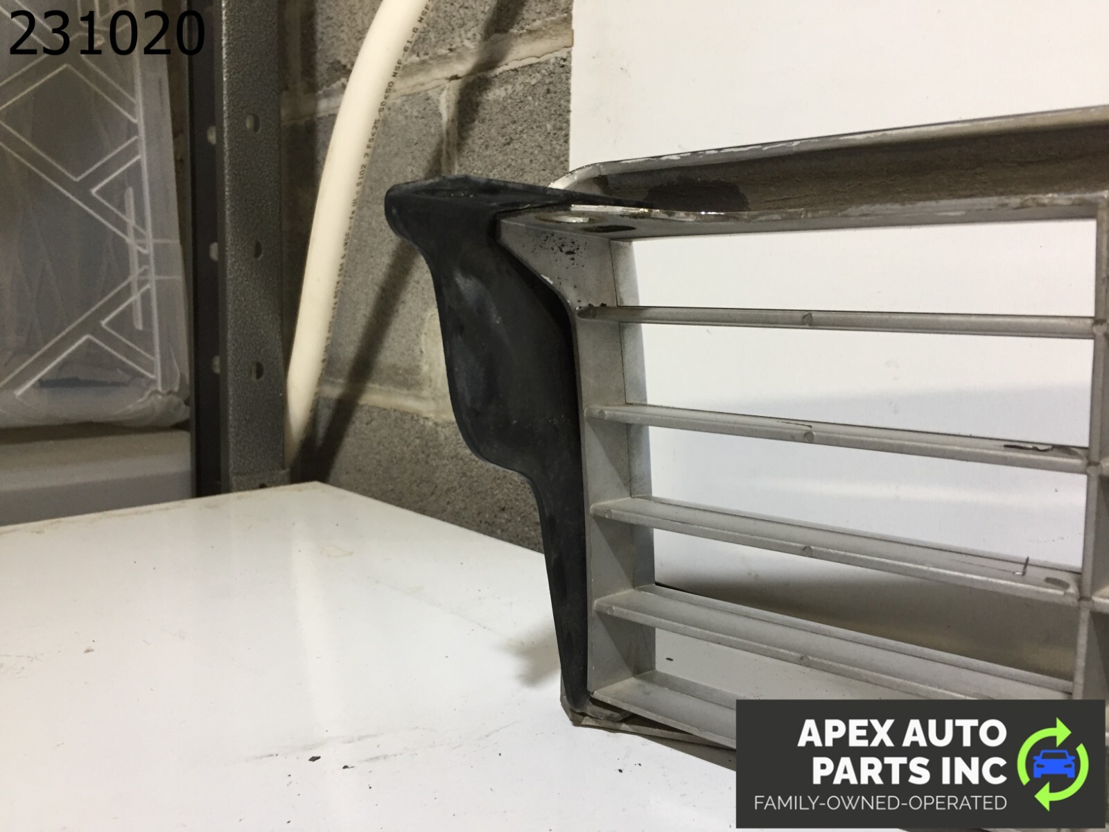 OEM 1990 Cadillac Allante FRONT GRILLE GRILL OEM - Image 10