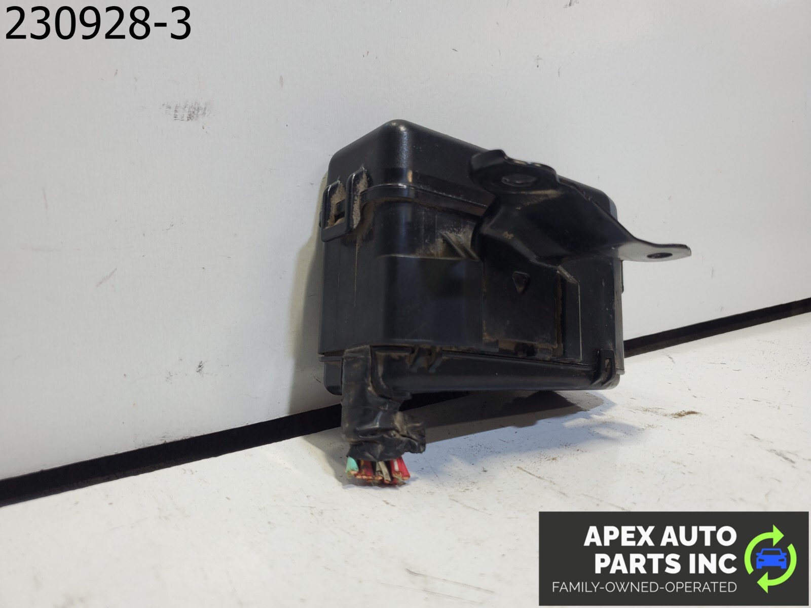 OEM 2001 Lexus RX300 Under Hood Fuse Relay Junction Box OEM KM505181 - Image 3