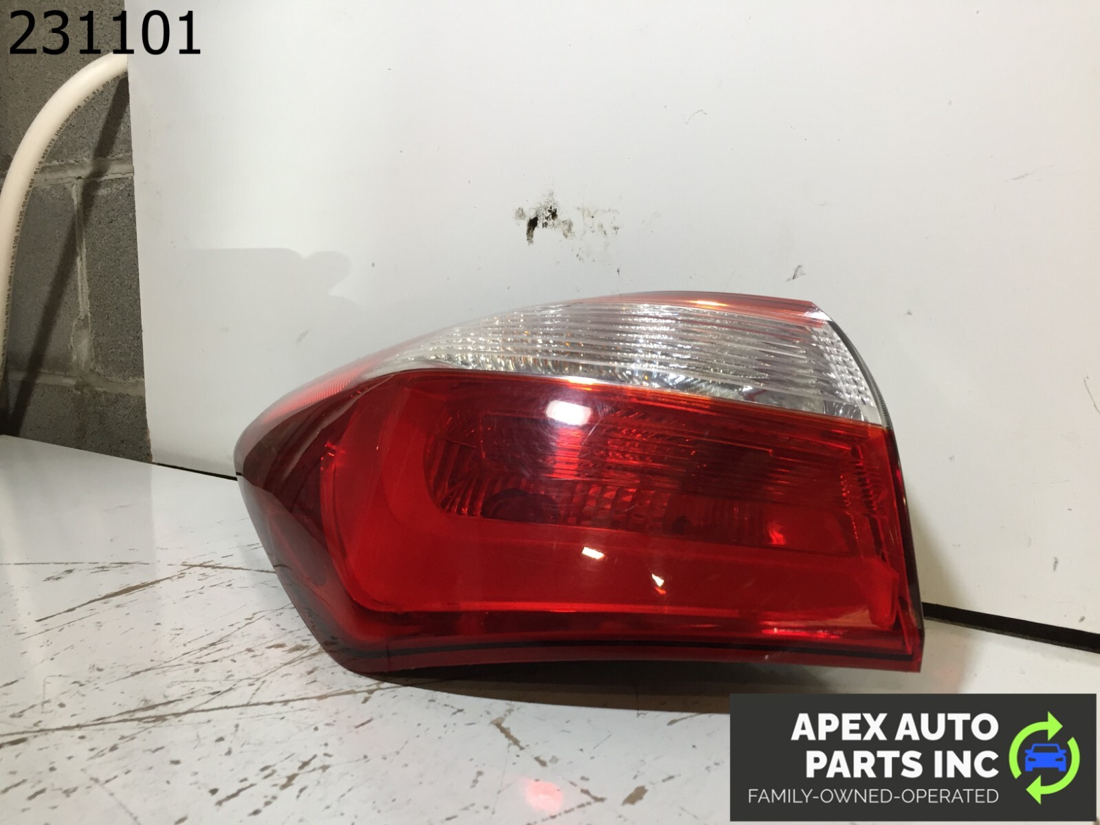 OEM 2014 Kia Forte Left Tail Light Assembly Incandescent - Image 4