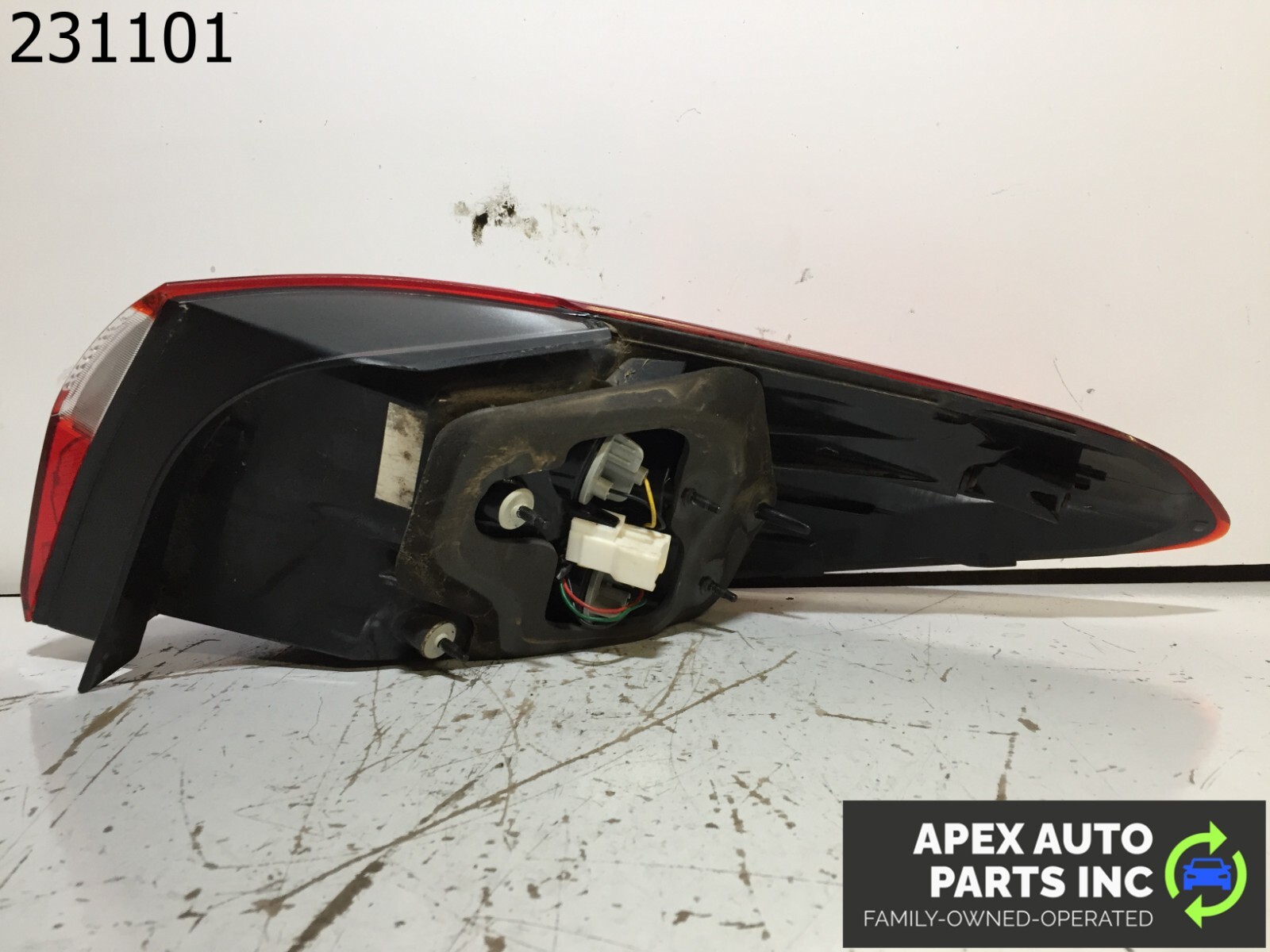 OEM 2014 Kia Forte Left Tail Light Assembly Incandescent - Image 5