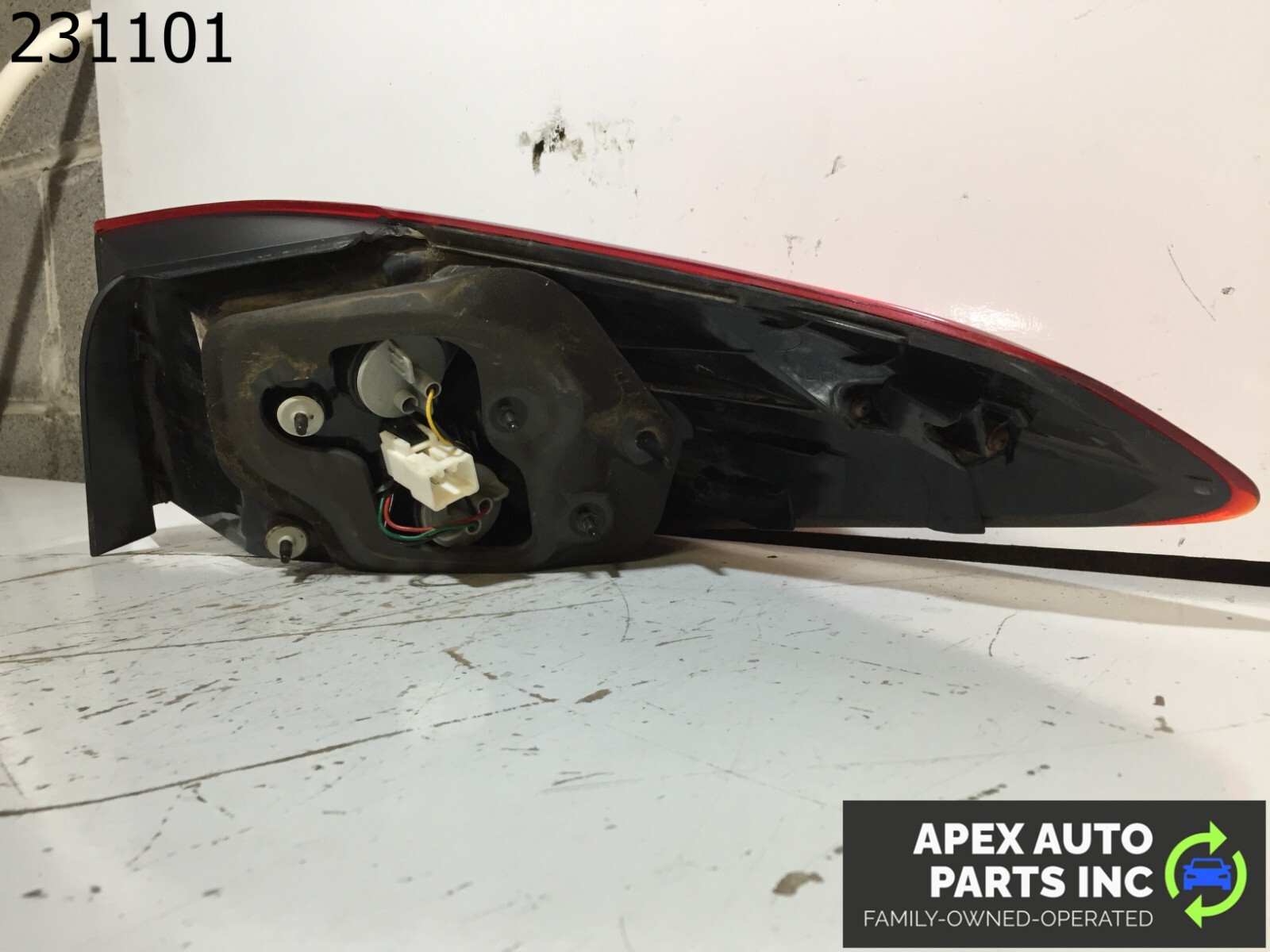 OEM 2014 Kia Forte Left Tail Light Assembly Incandescent - Image 7