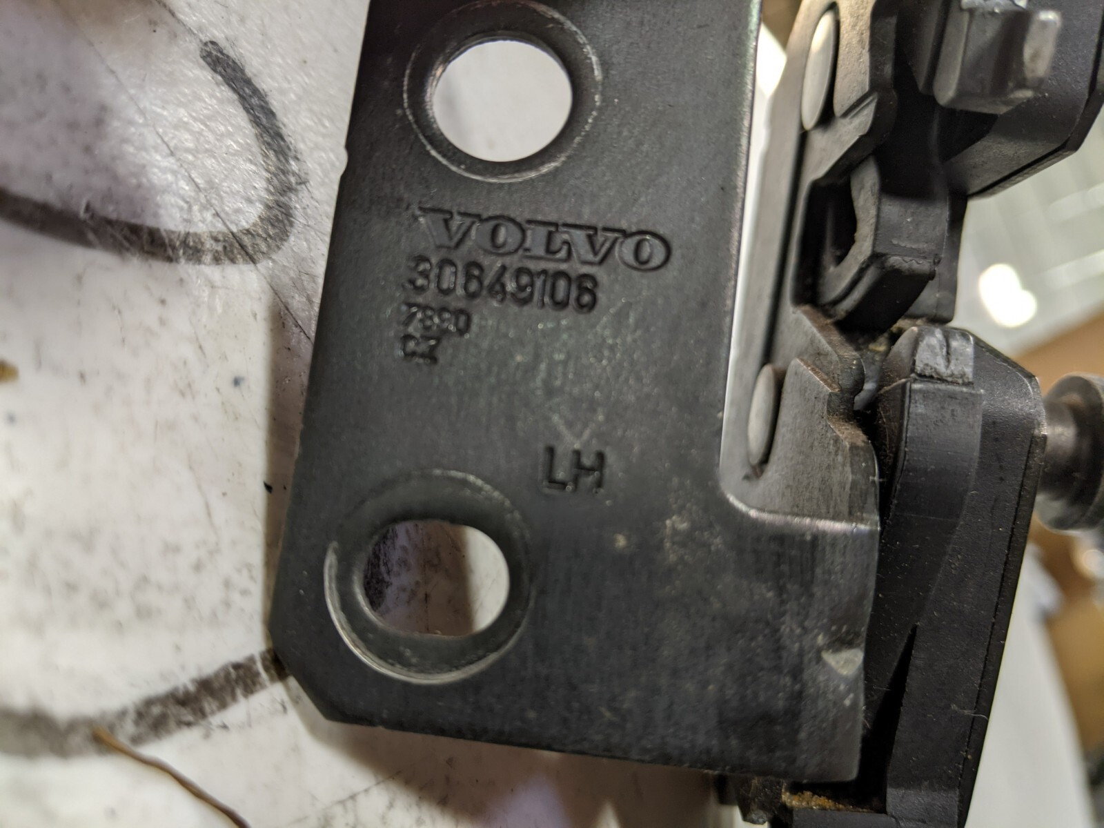 03-14 VOLVO XC90 REAR LEFT DRIVER SIDE LOWER TRUNK LIFTGATE LOCK LATCH OEM - Image 4