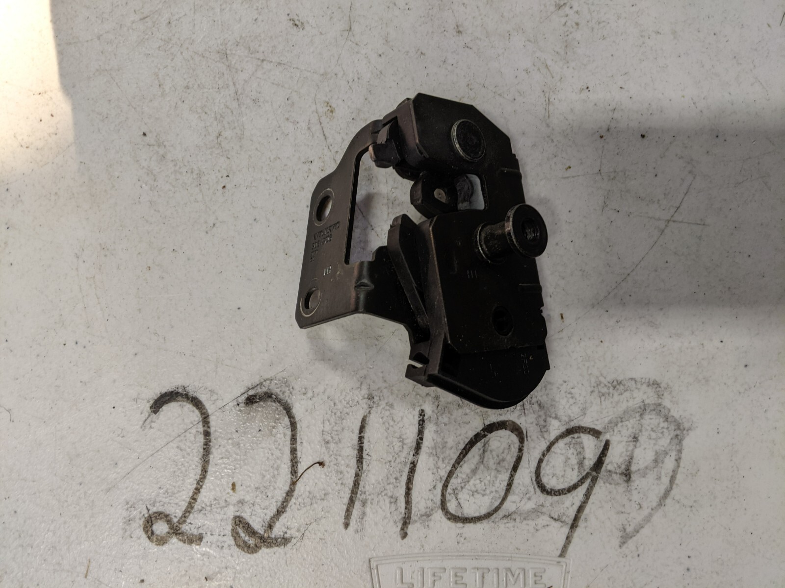 03-14 VOLVO XC90 REAR LEFT DRIVER SIDE LOWER TRUNK LIFTGATE LOCK LATCH OEM