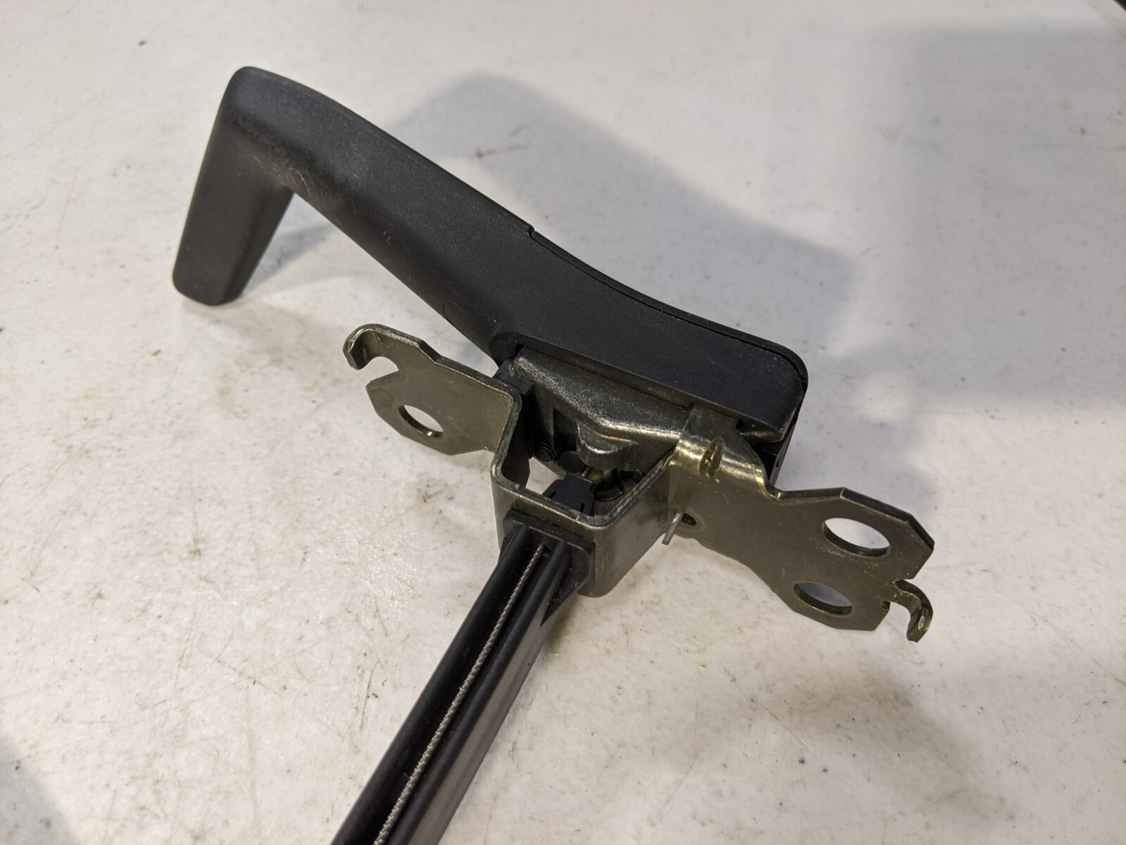 2003-2014 VOLVO XC90 REAR TRUNK LIFTGATE LOWER RELEASE OPENER HANDLE LEVER OEM - Image 4