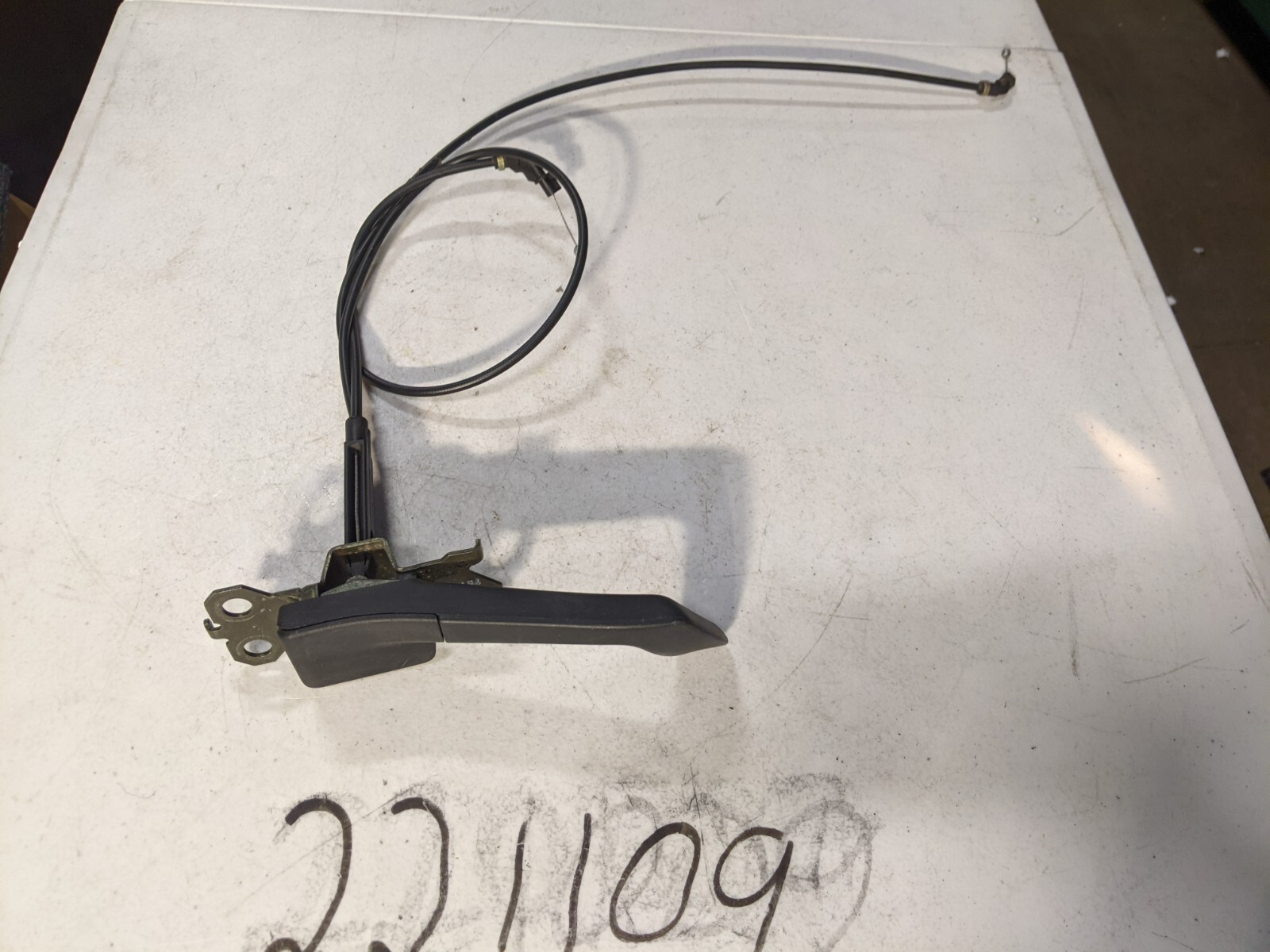 2003-2014 VOLVO XC90 REAR TRUNK LIFTGATE LOWER RELEASE OPENER HANDLE LEVER OEM