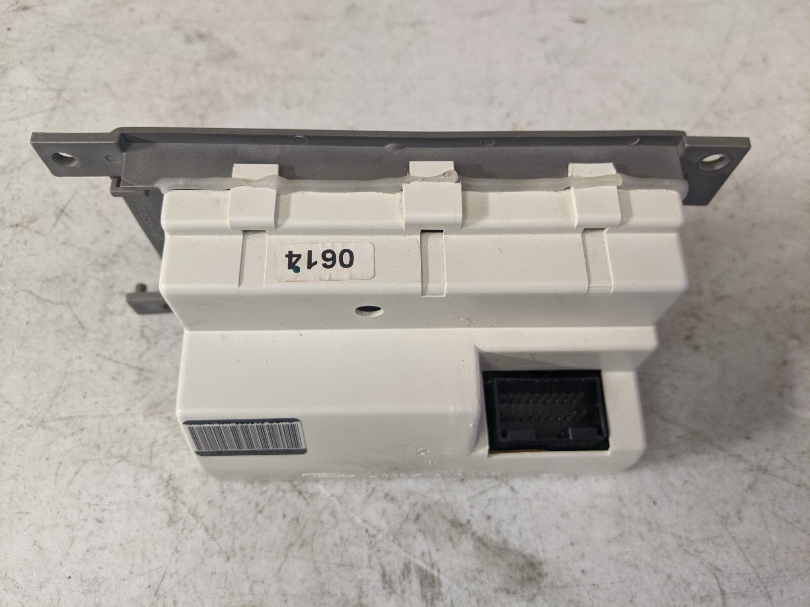 OEM 2006 LINCOLN NAVIGATOR REAR RADIO CONTROL HEADPHONE CONSULE GRAY - Image 3