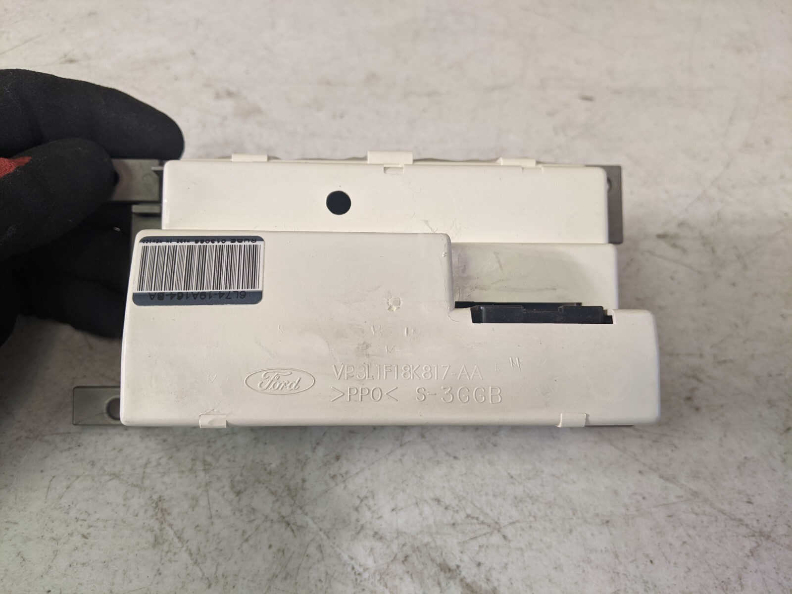 OEM 2006 LINCOLN NAVIGATOR REAR RADIO CONTROL HEADPHONE CONSULE GRAY - Image 4