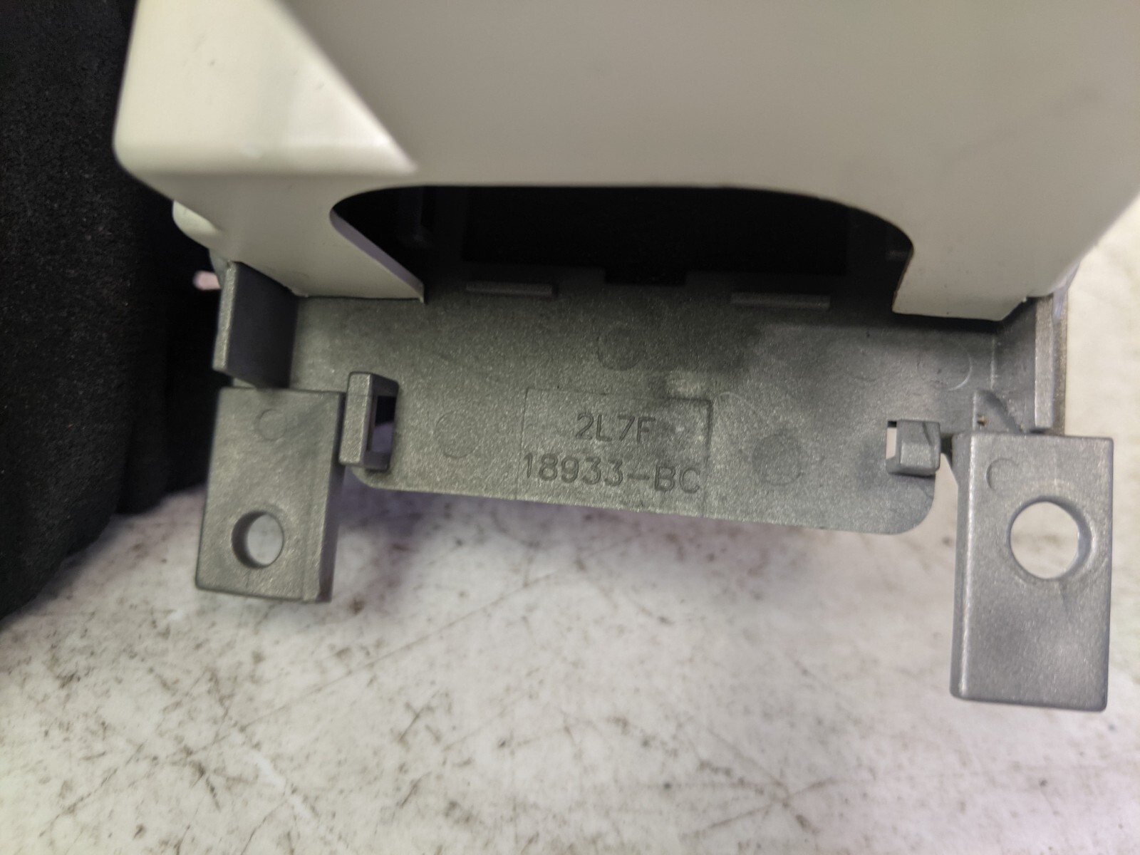 OEM 2006 LINCOLN NAVIGATOR REAR RADIO CONTROL HEADPHONE CONSULE GRAY - Image 5