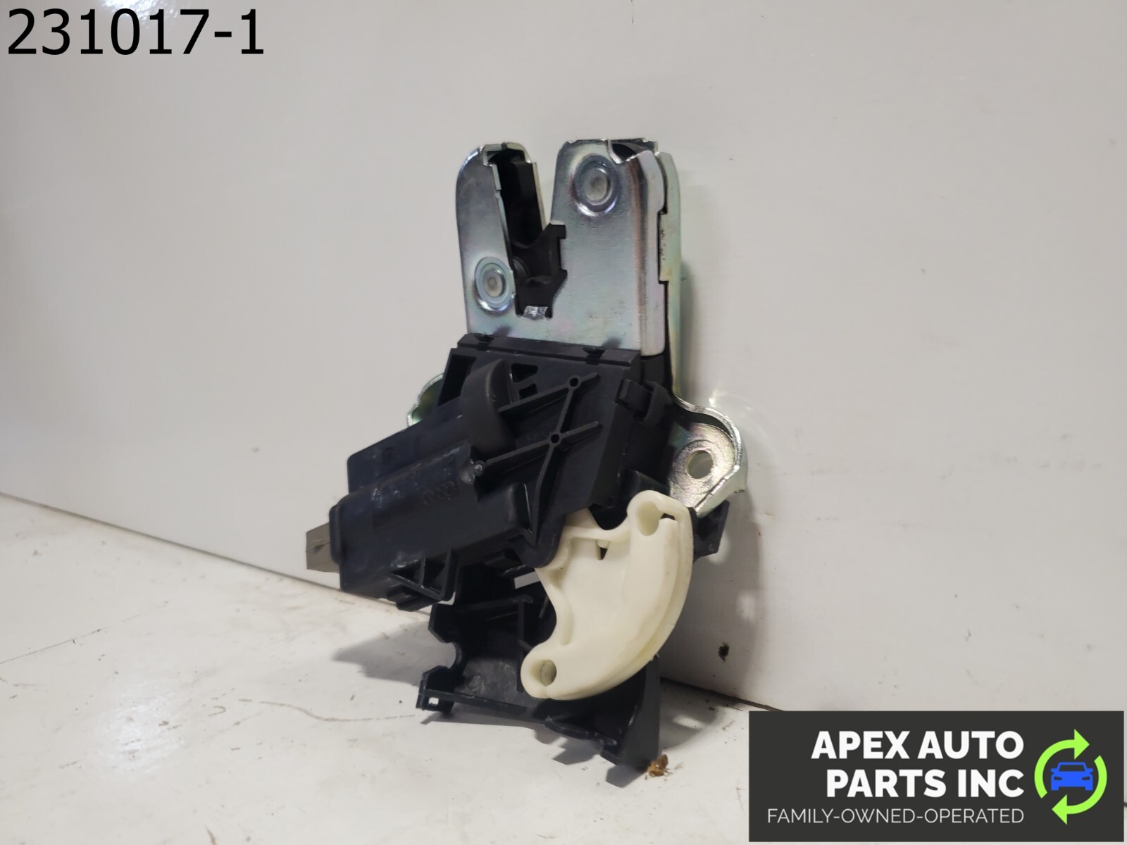 OEM 2008 Audi A4 Rear Trunk Lid Lock Latch Actuator 4F5827505 - Image 3