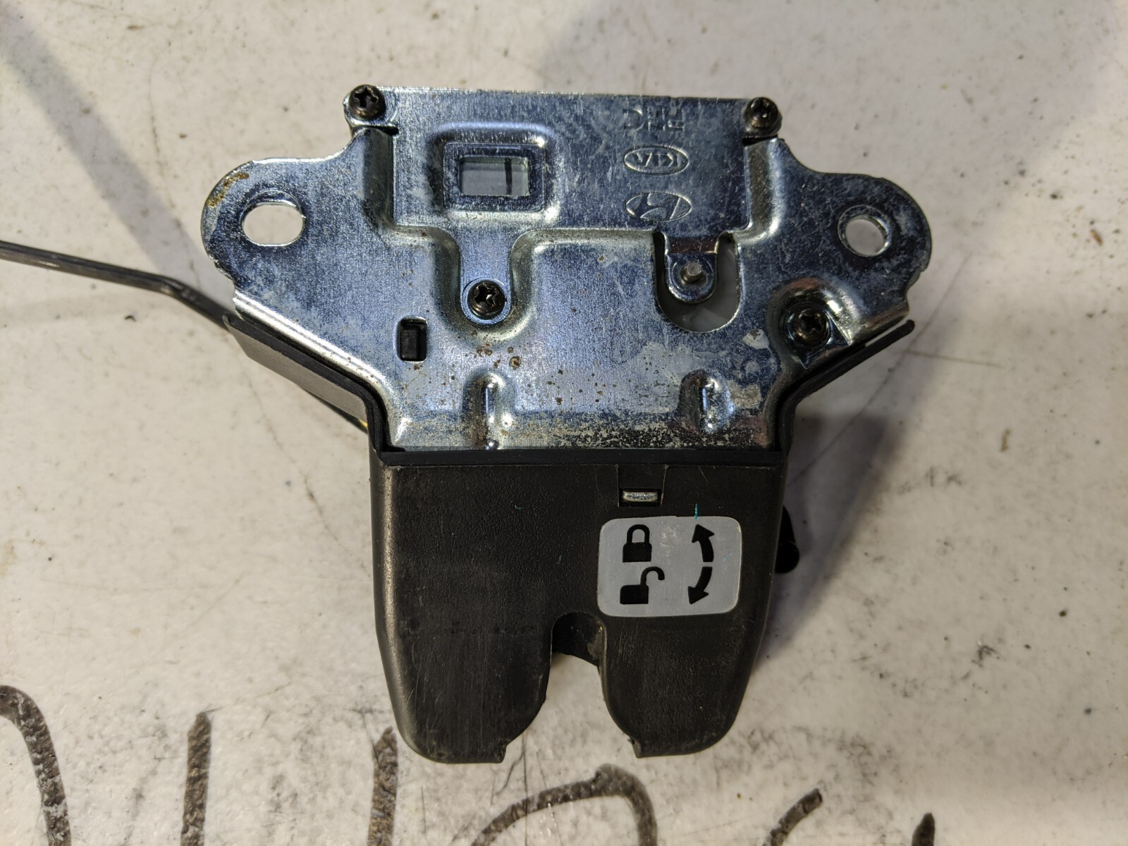 OEM 2011-2014 HYUNDAI SONATA TRUNK DECK LID RELEASE LOCK LATCH ACTUATOR - Image 3