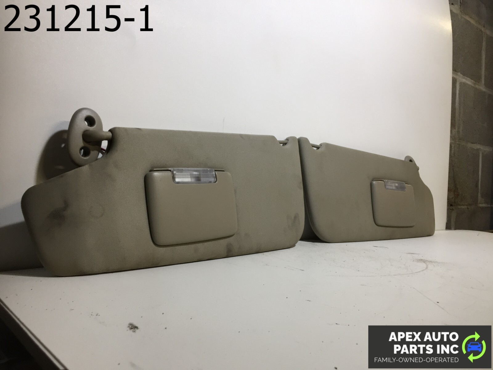 OEM Jeep Commander 2006 Sun Visor Set Mirror + Screws : Driver/Passenger Beige - Image 5