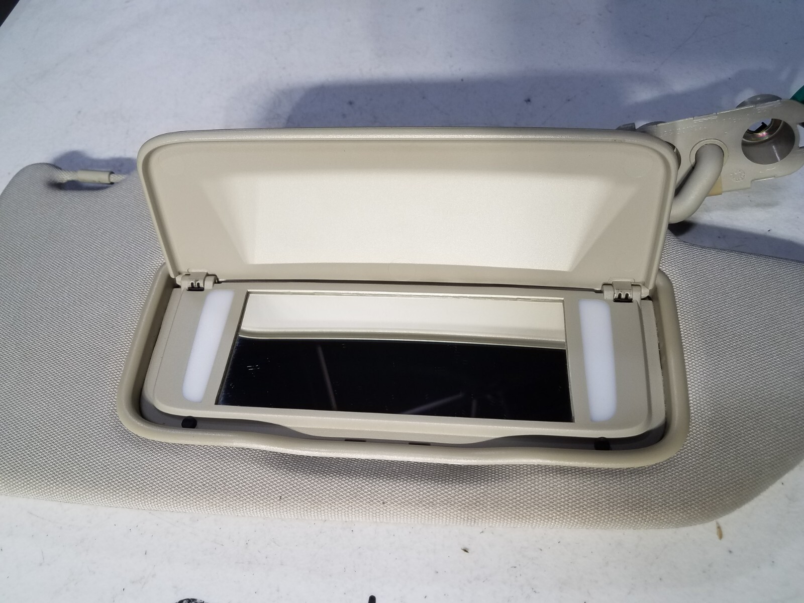 VOLVO XC90 2003-2006 OEM Passenger Side RH SUN VISOR SHADE Gray Lighted Sunvisor - Image 7