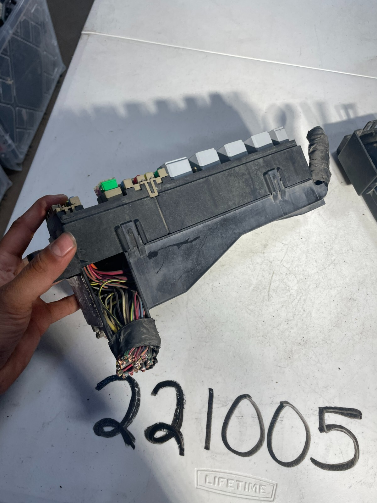 2005 06 07 FORD ESCAPE ENGINE COMPARTMENT FUSE BOX OEM - Image 4