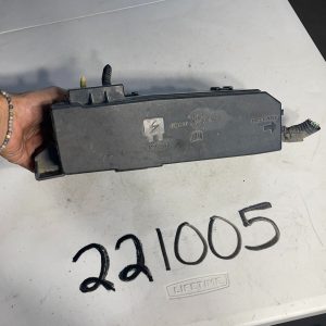 2005 06 07 FORD ESCAPE ENGINE COMPARTMENT FUSE BOX OEM