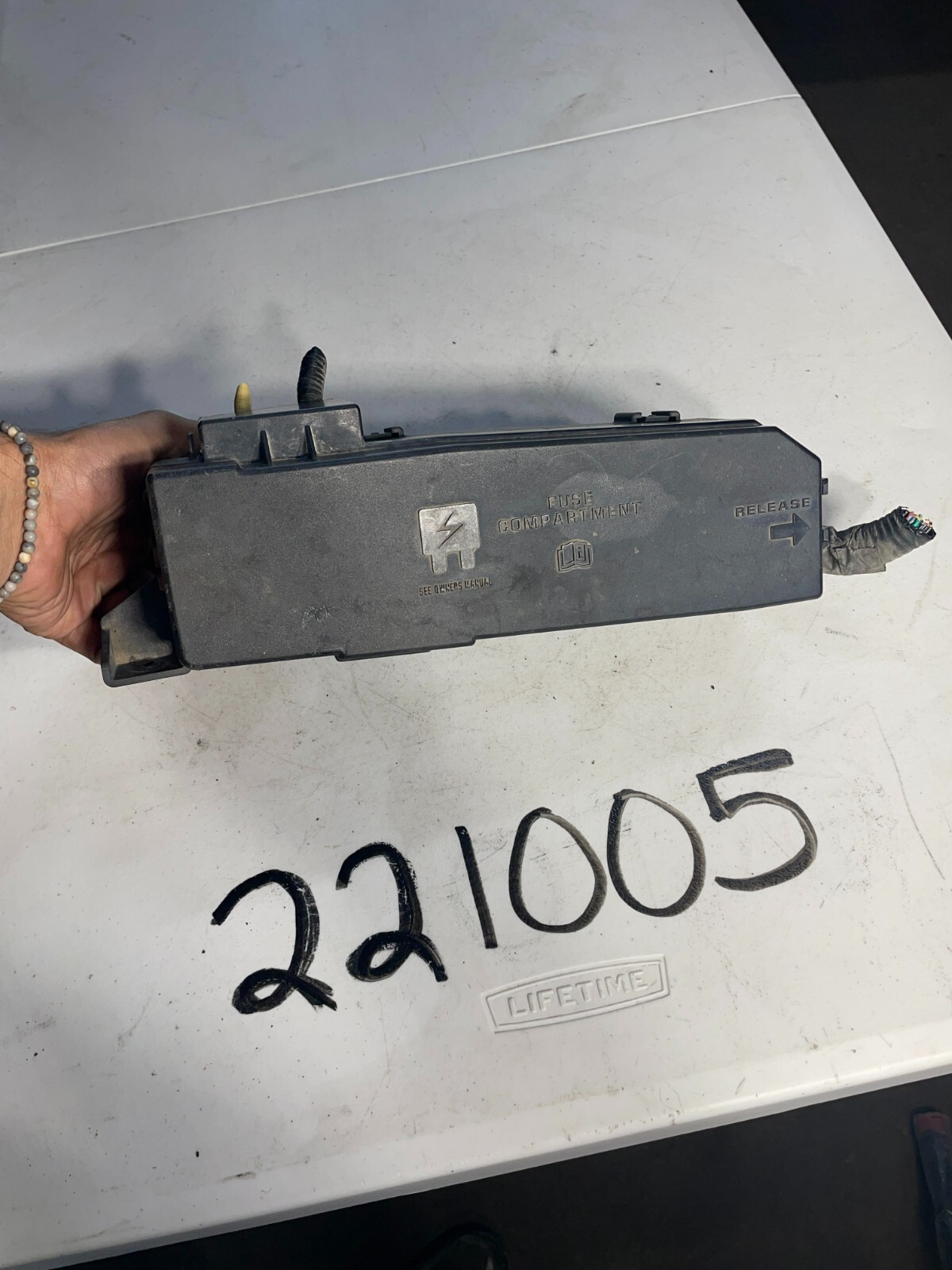 2005 06 07 FORD ESCAPE ENGINE COMPARTMENT FUSE BOX OEM