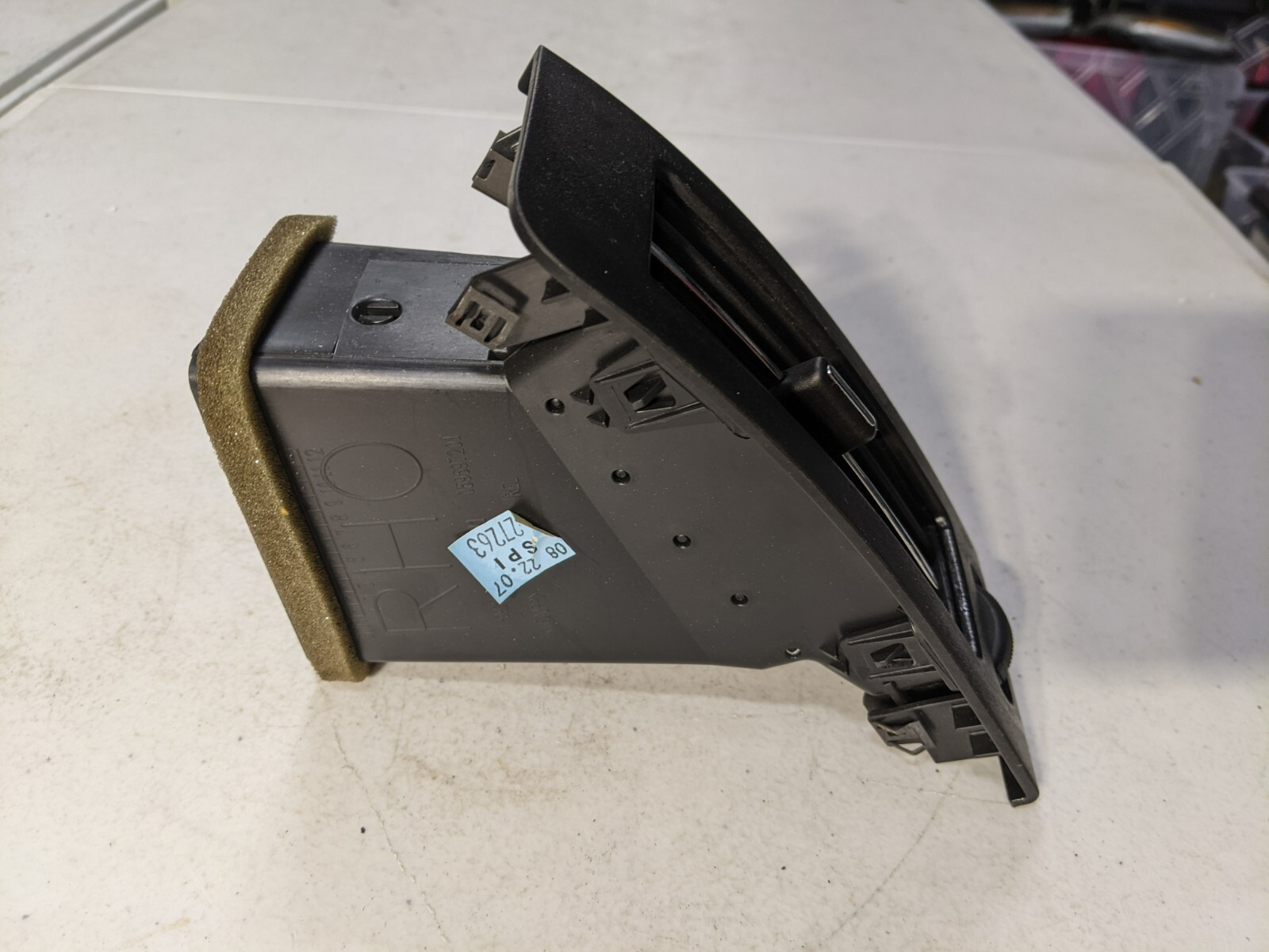 DASH AIR VENT FRONT RIGHT PASSENGER SIDE OEM CADILLAC STS 2005 06 07 08 09 10 11 - Image 3