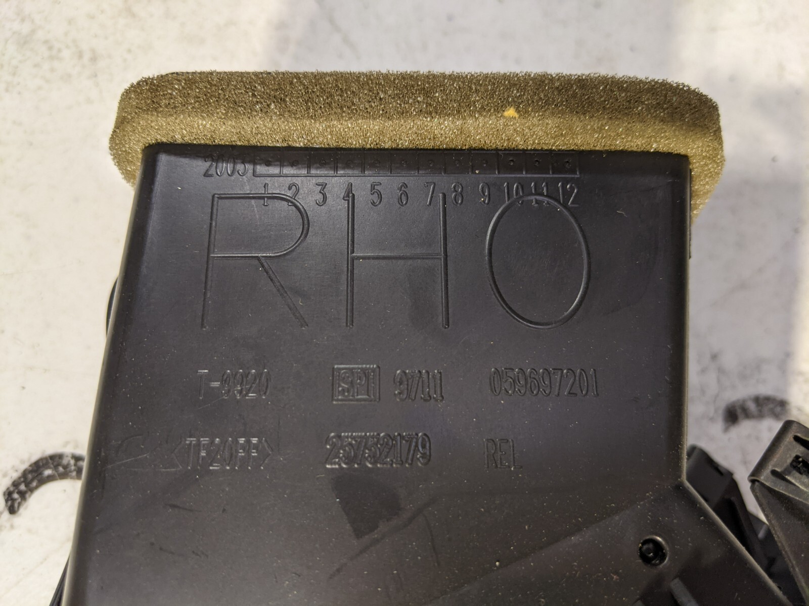 DASH AIR VENT FRONT RIGHT PASSENGER SIDE OEM CADILLAC STS 2005 06 07 08 09 10 11 - Image 6