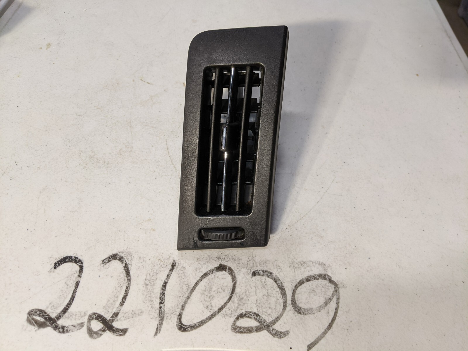 DASH AIR VENT FRONT RIGHT PASSENGER SIDE OEM CADILLAC STS 2005 06 07 08 09 10 11