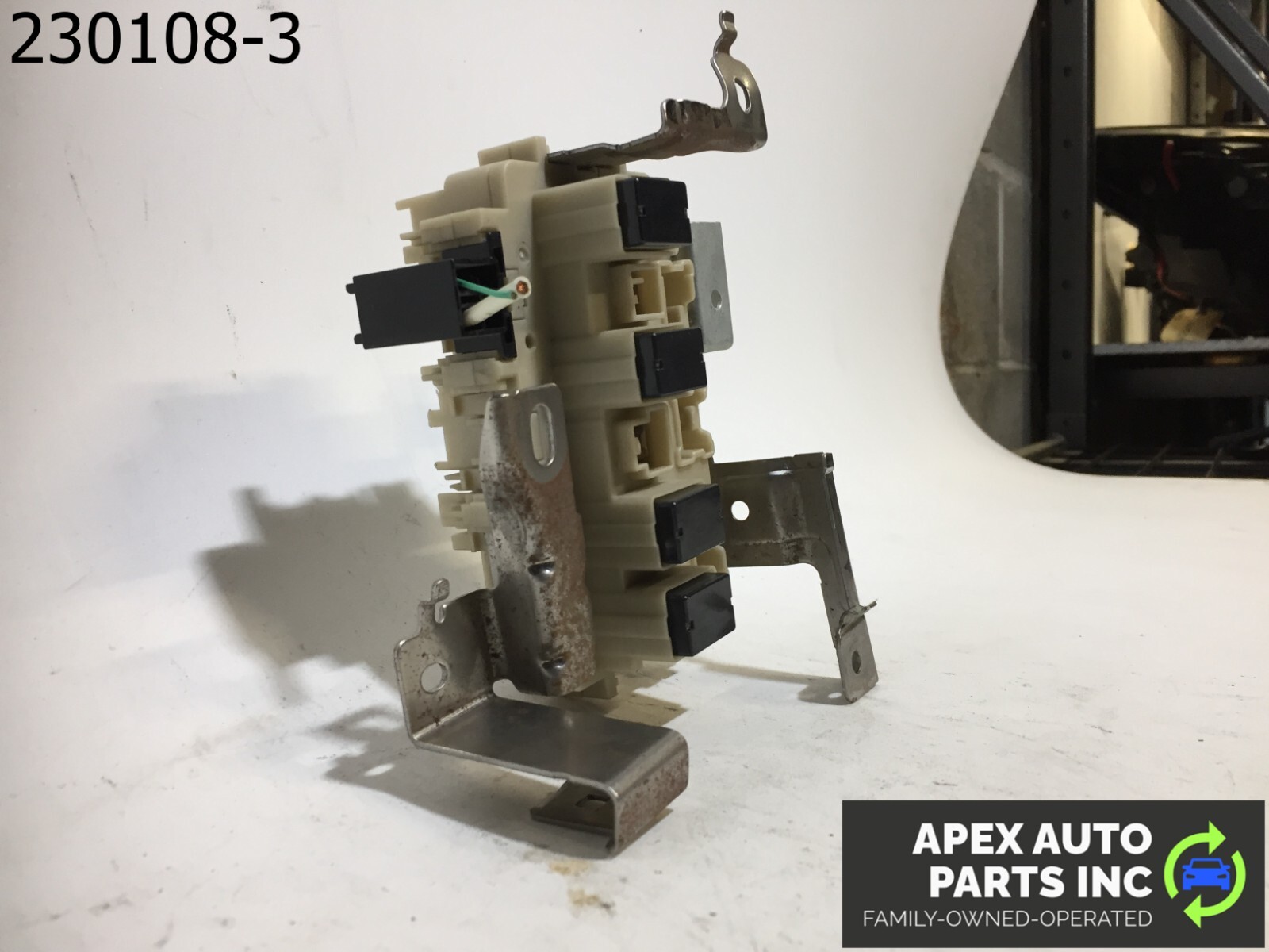 OEM 2014 Infiniti QX60 Left Front Dash Fuse Box - Image 3